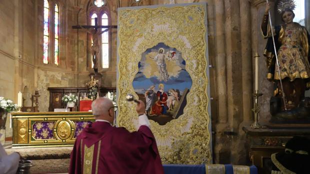 La Resurrección preside el techo de palio bordado de la Virgen de la Alegría