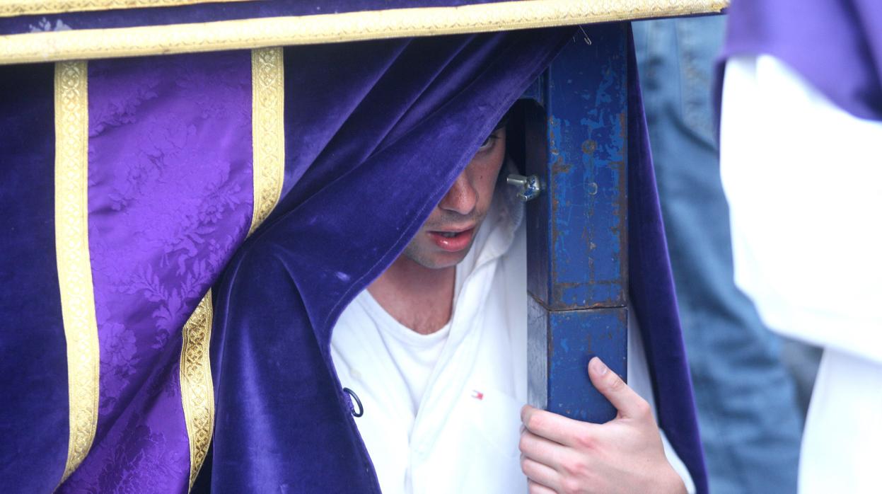 Un costalero bajo un paso en la Semana Santa de Córdoba