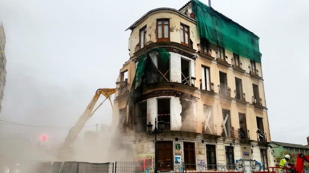 La reacción de los malagueños en Twitter ante el derribo de «La Mundial» en Málaga