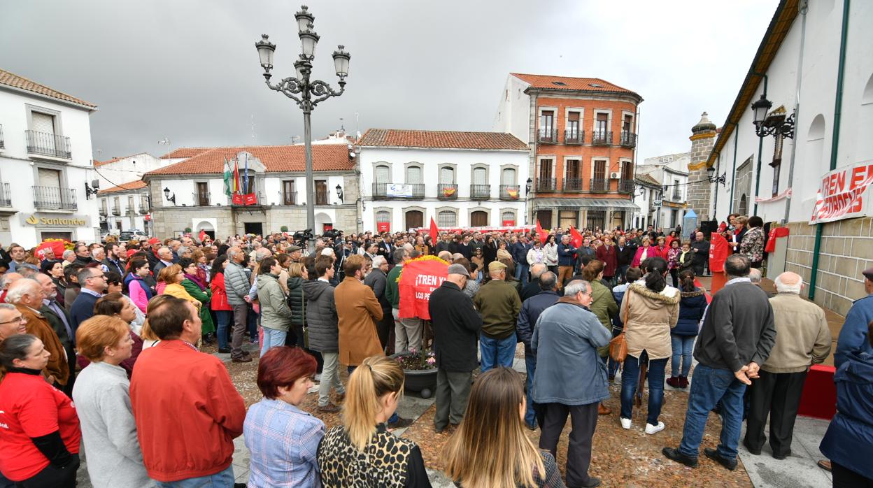 Manifestantes en la plaza de España de Villanueva de Córdoba para reclamar más paradas del AVE