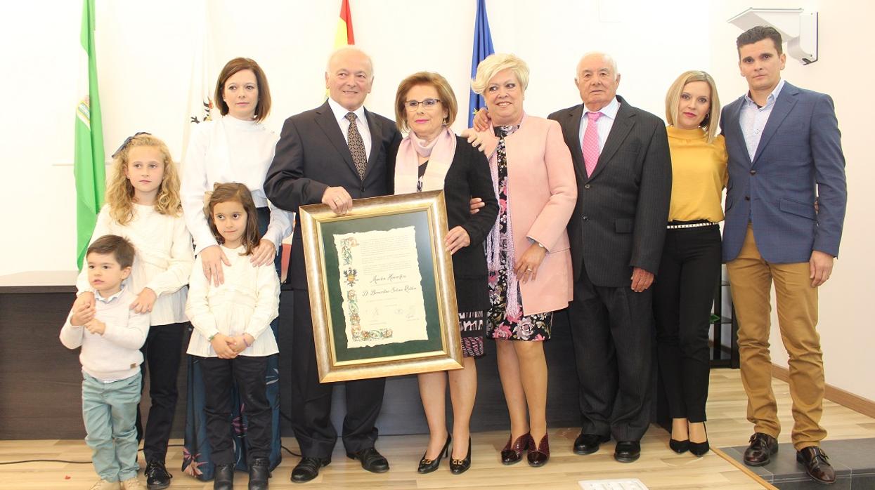 Tercera y cuarta generación de la saga pastelera Solano en el homenaje del Ayuntamiento de Aguilar de la Frontera