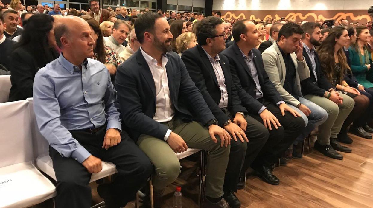 El expresidente de Vox en Granada, Julio Vao, junto a Santiago Abascal en un mitin.