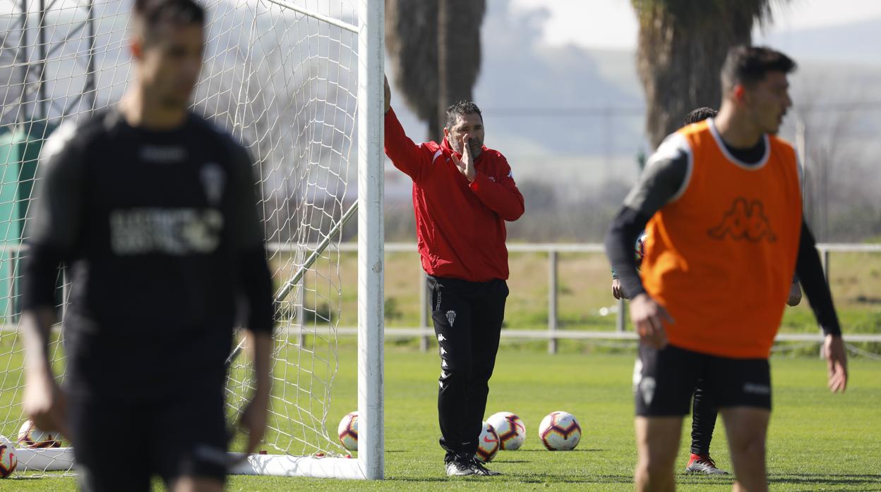 El entrenador del Córdoba CF, Rafael Navarro, sigue el entrenamiento