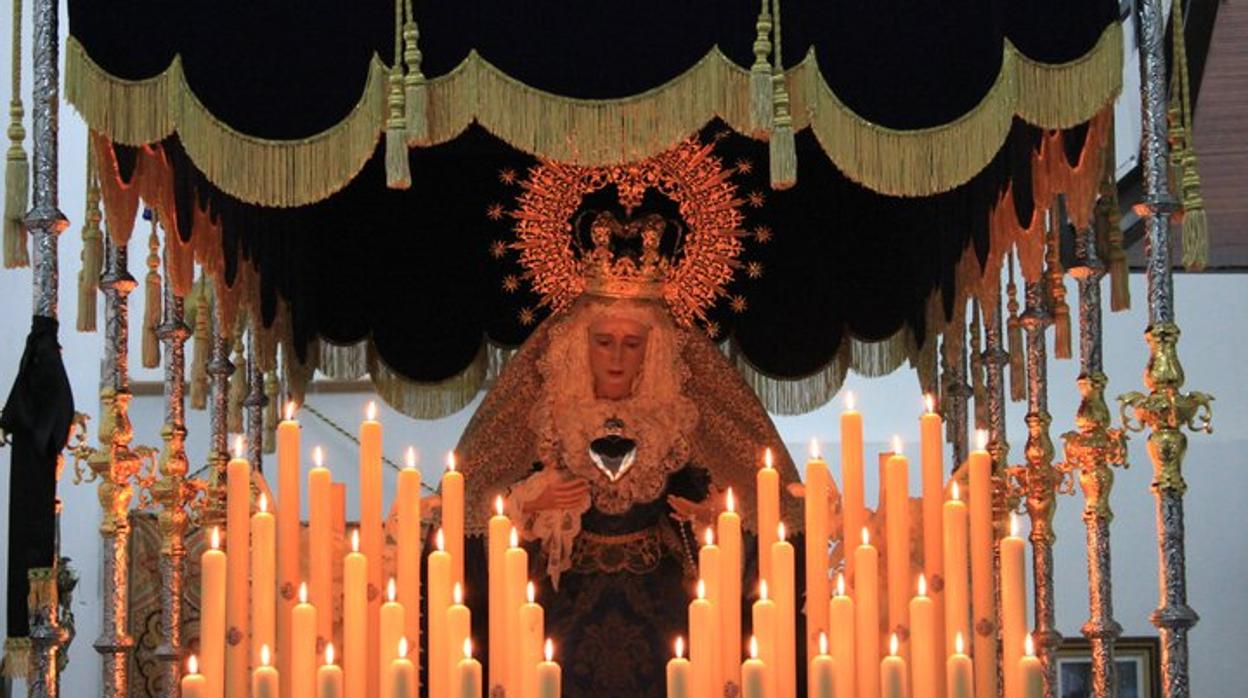 María Santísima de los Dolores de Nueva Carteya, bajo su palio durante su salida procesional