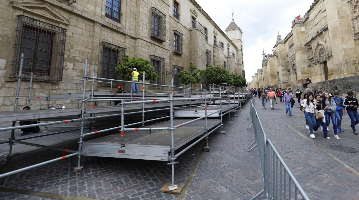 Montaje de los palcos de la carrera oficial de la Semana Santa de Córdoba en la calle Torrijos