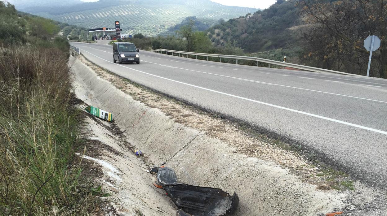 Restos de un accidente de tráfico en la cuneta