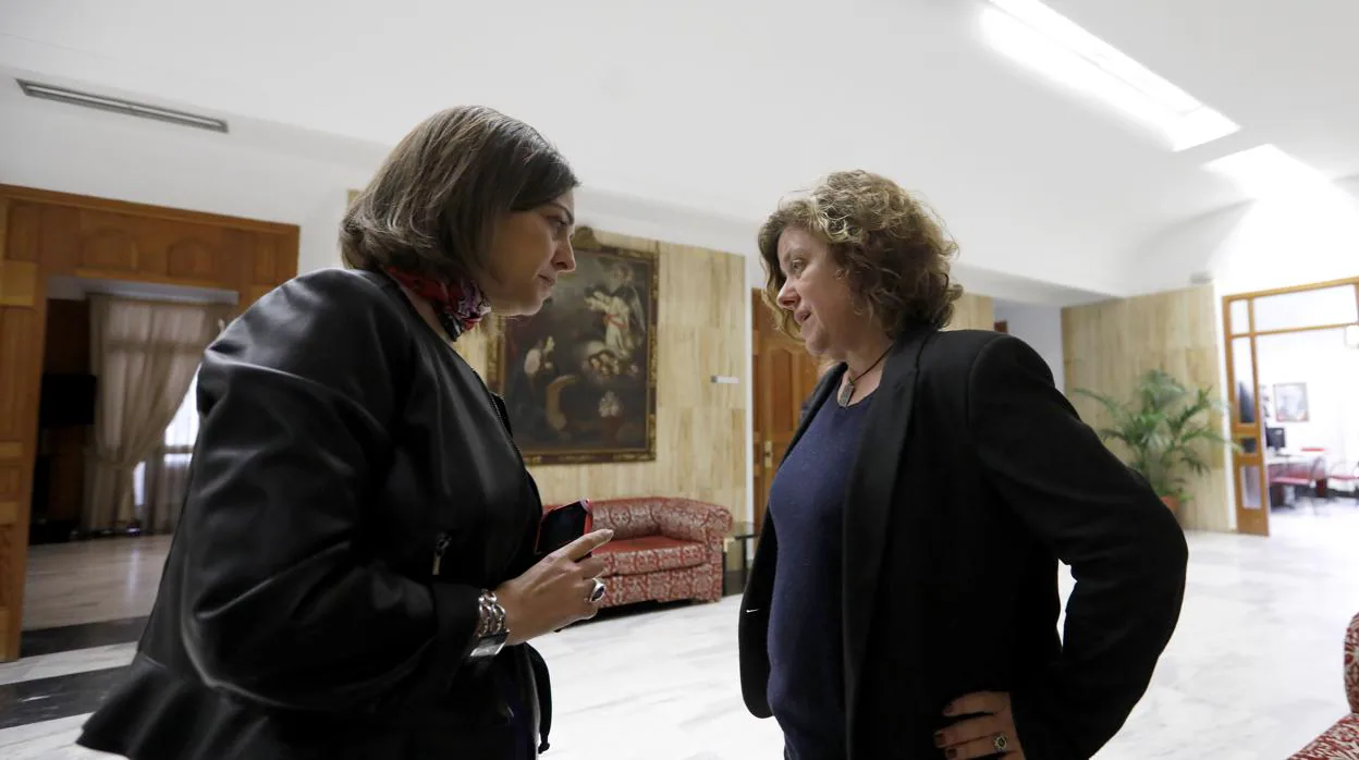 Isabel Ambrosio y Alba Doblas conversan antes del Pleno de marzo en el Ayuntamiento de Córdoba