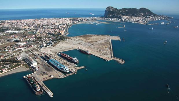 Fallece un marinero al precipitarse del barco en el que trabajaba en San Roque