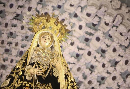 La Virgen de los Dolores en su camarín