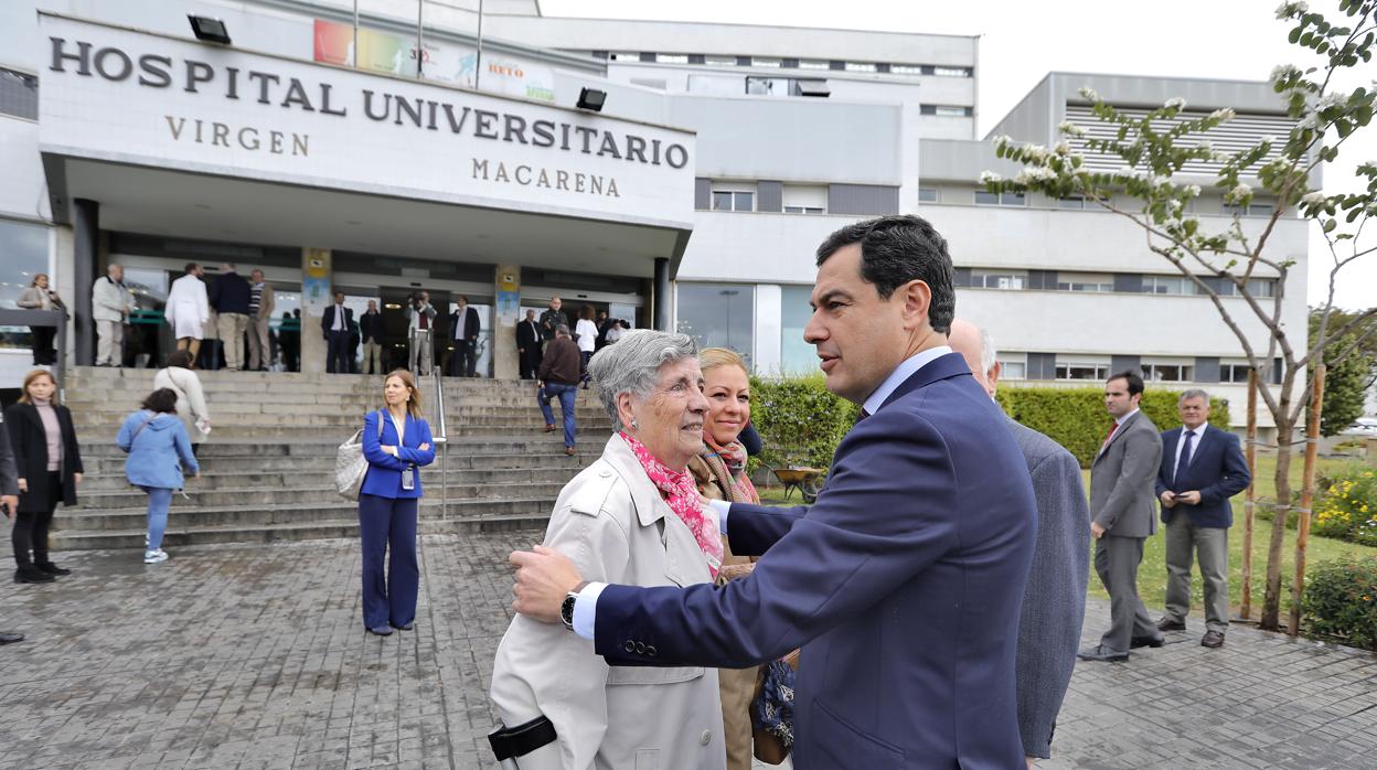El presidente de la Junta Juanma Moreno durante su visita al Hospital Virgen Macarena de Sevilla