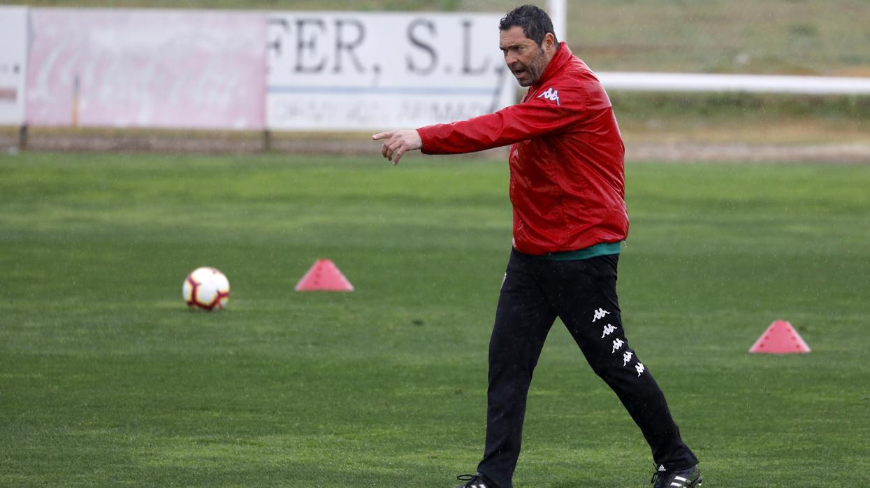 Rafael Navarro dirigiendo un entrenamiento