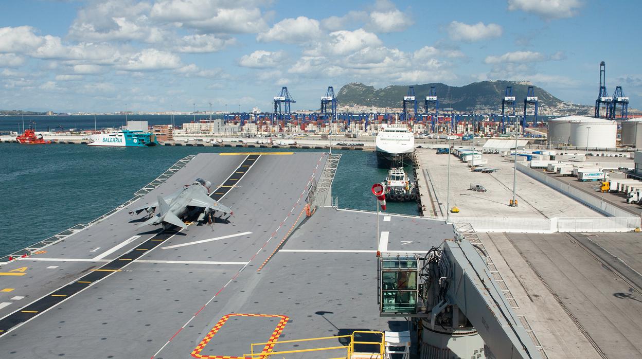 Imagen de la cubierta de vuelo del buque «Juan Carlos I» en el puerto de Algeciras