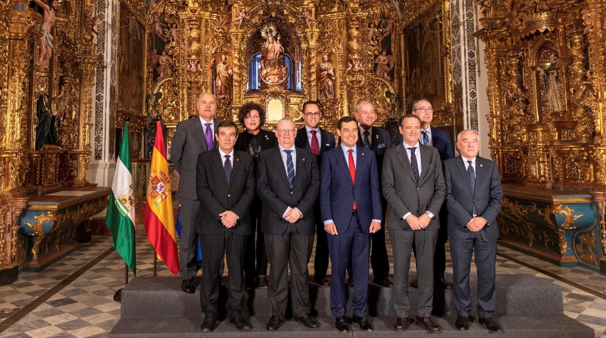 Moreno y los presidentes de los consejos de cofadías posaron en la antigua capilla del Palacio de San Telmo