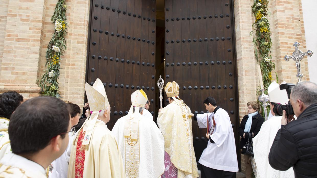 Apertura de la Puerta Santa de la Basílica de San Juan de Ávila de Montilla en la apertura del Año Jubilar