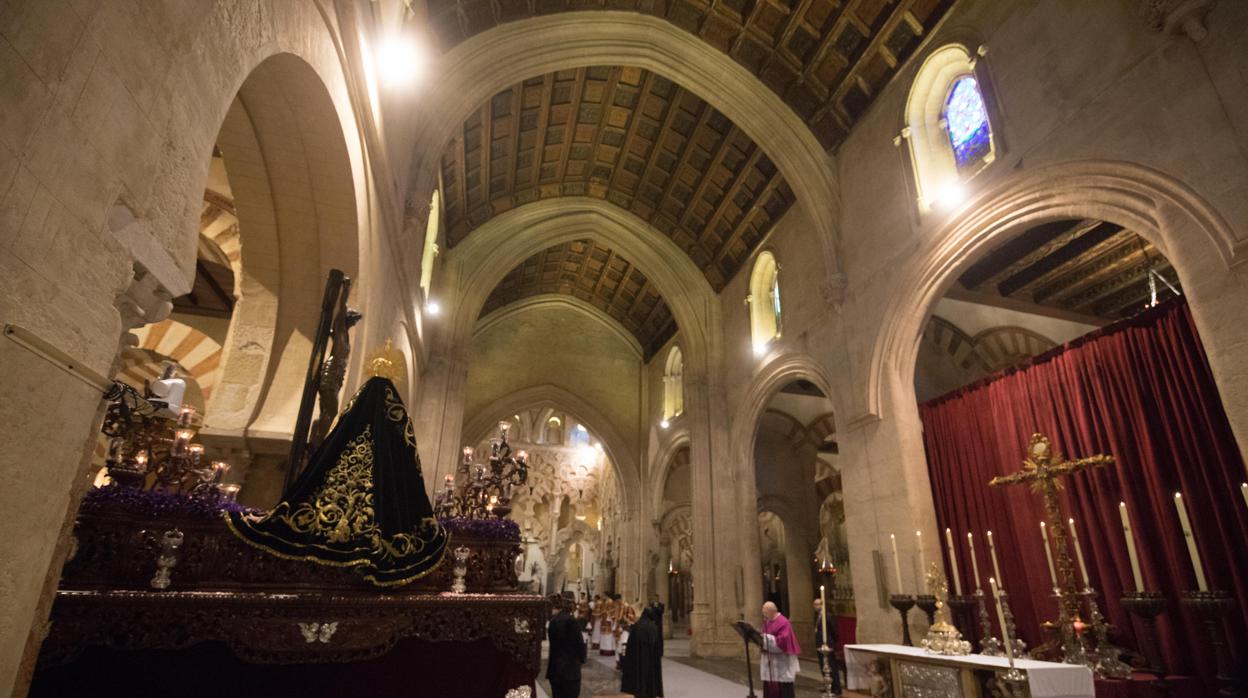 El Cristo de las Penas, en la Mezquita-Catedral de Córdoba el Domingo de Ramos