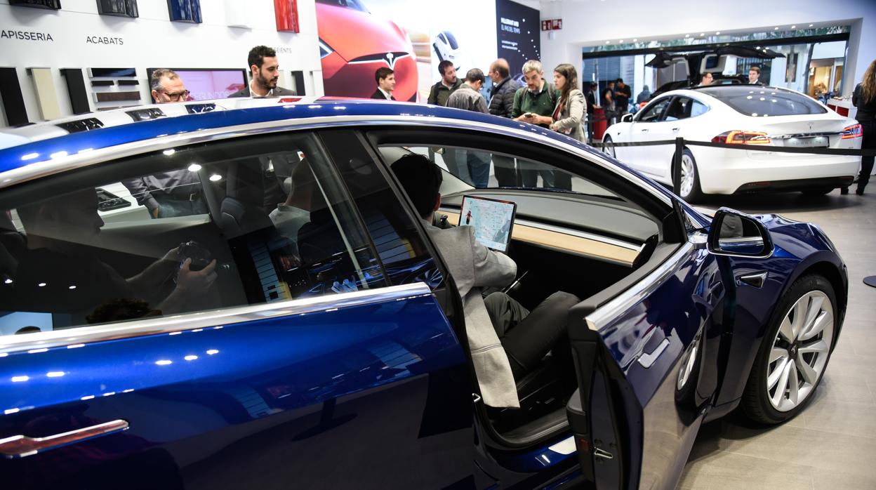 Modelo de coche eléctrico en una exposición