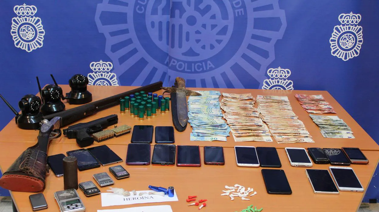 Droga, armas y dinero incautados durante la operación