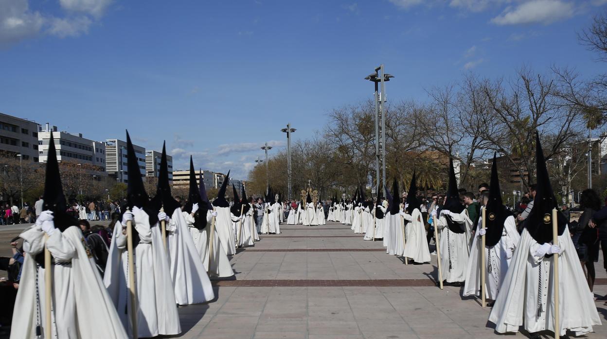 Nazarenos de la hermandad de la Estrella, en el Lunes Santo de Córdoba