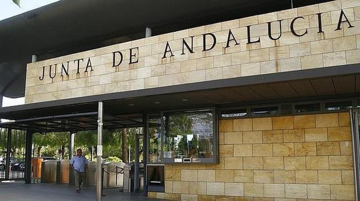 La Junta de Andalucía le ha cesado por el trato a sus subordinados