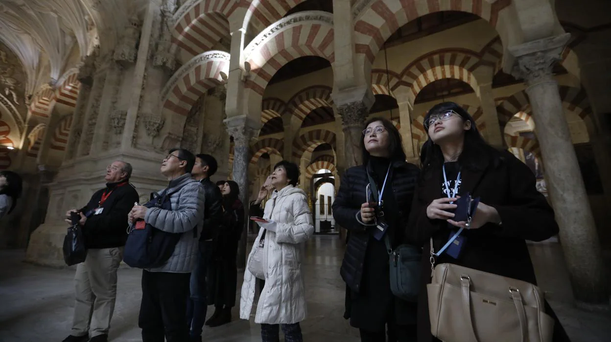 Turistas japoneses observan la Mezquita-Catedral de Córdoba