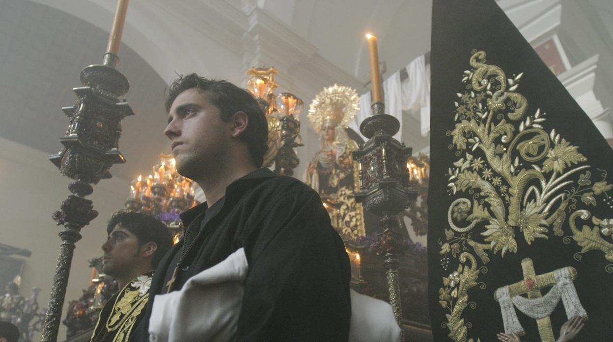 María Santísima de la Soledad en el interior de la parroquia de Santiago Apóstol el Viernes Santo