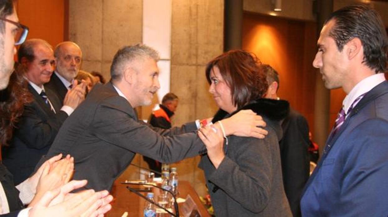 Grande-Marlaska condecora a la viuda del bombero fallecido con la Medalla al Mérito de Protección Civil