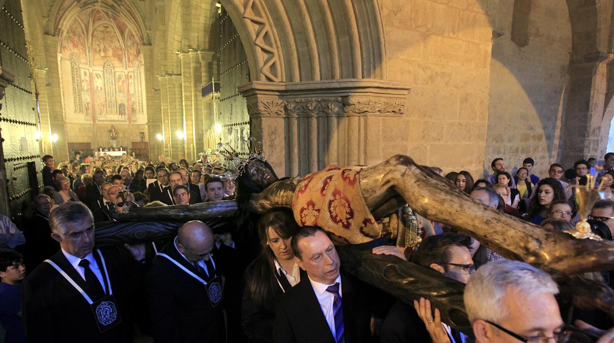 Vía Crucis del Santísimo Cristo del Remedio de Ánimas desde la parroquia de San Lorenzo Mártir