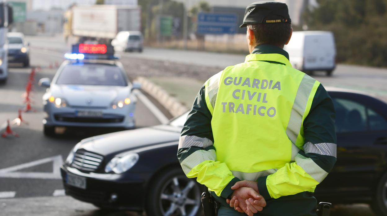 Un agente de la Guardia Civil en un control de tráfico