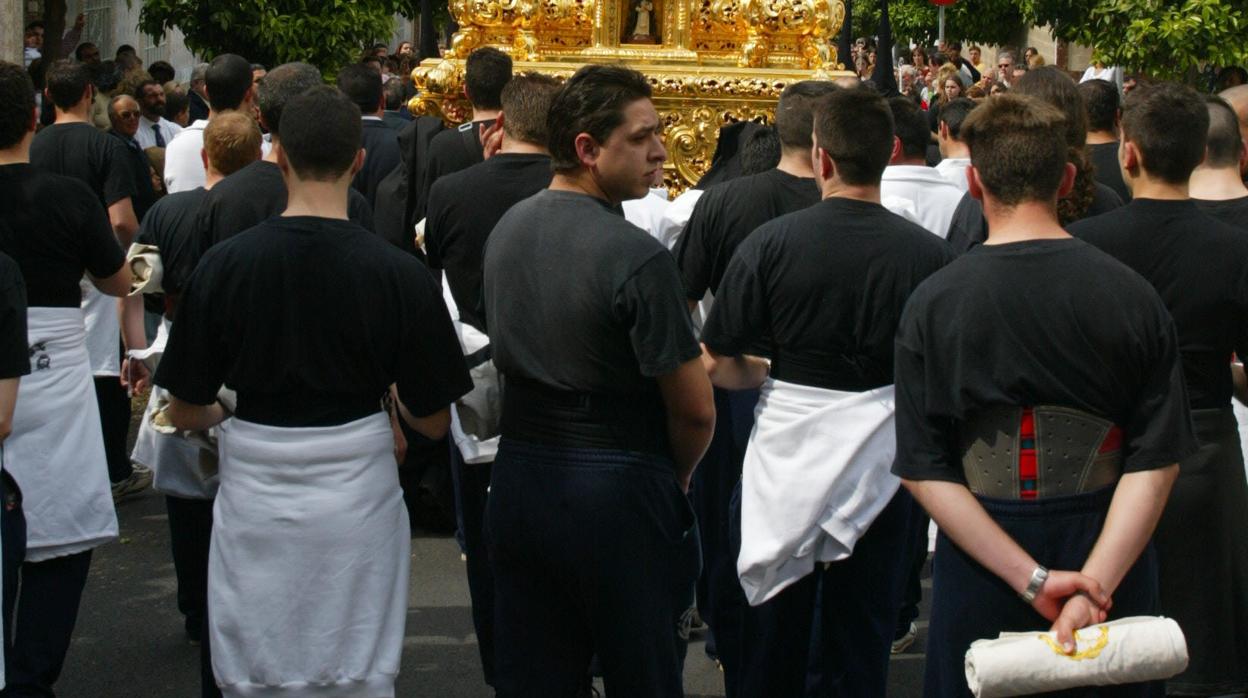 Cuadrilla de costaleros del Santísimo Cristo del Amor durante su salida procesional el Domingo de Ramos