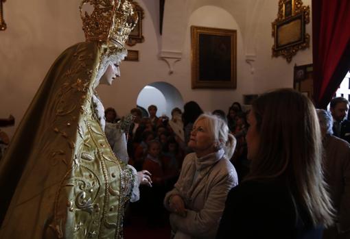 Una fiel ante la imagen de la Virgen de la Esperanza