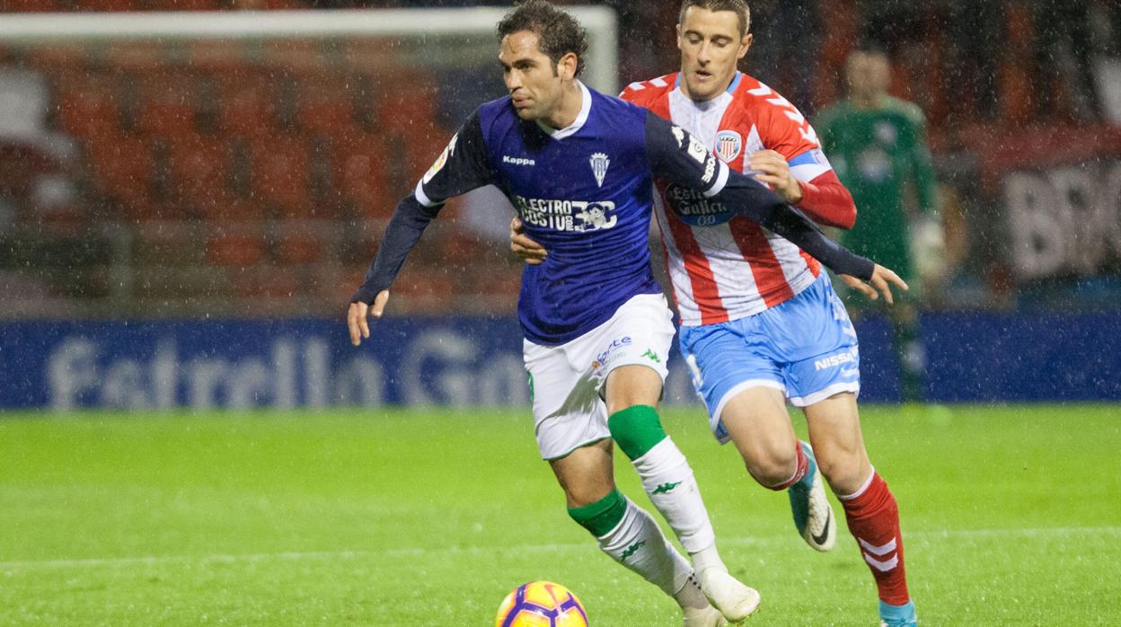 Quim Araujo conduce el balón en elúltimo enfrentamiento ante el Lugo