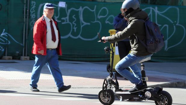 Herido tras colisionar con su patinete eléctrico contra un turismo en Córdoba