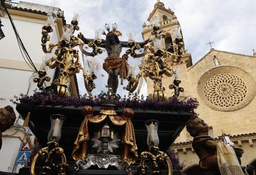 El Cristo del Remedio de Ánimas, con la parroquia de San Lorenzo al fondo