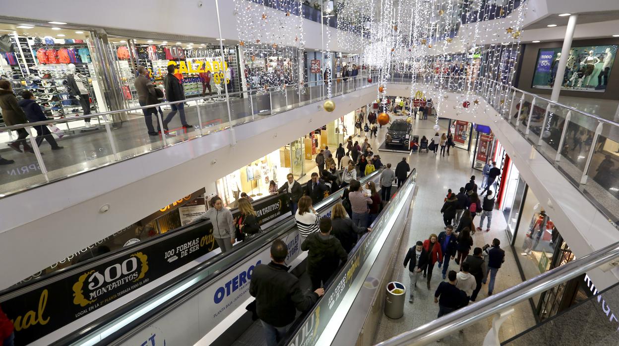 Interior de un centro comercial cordobés