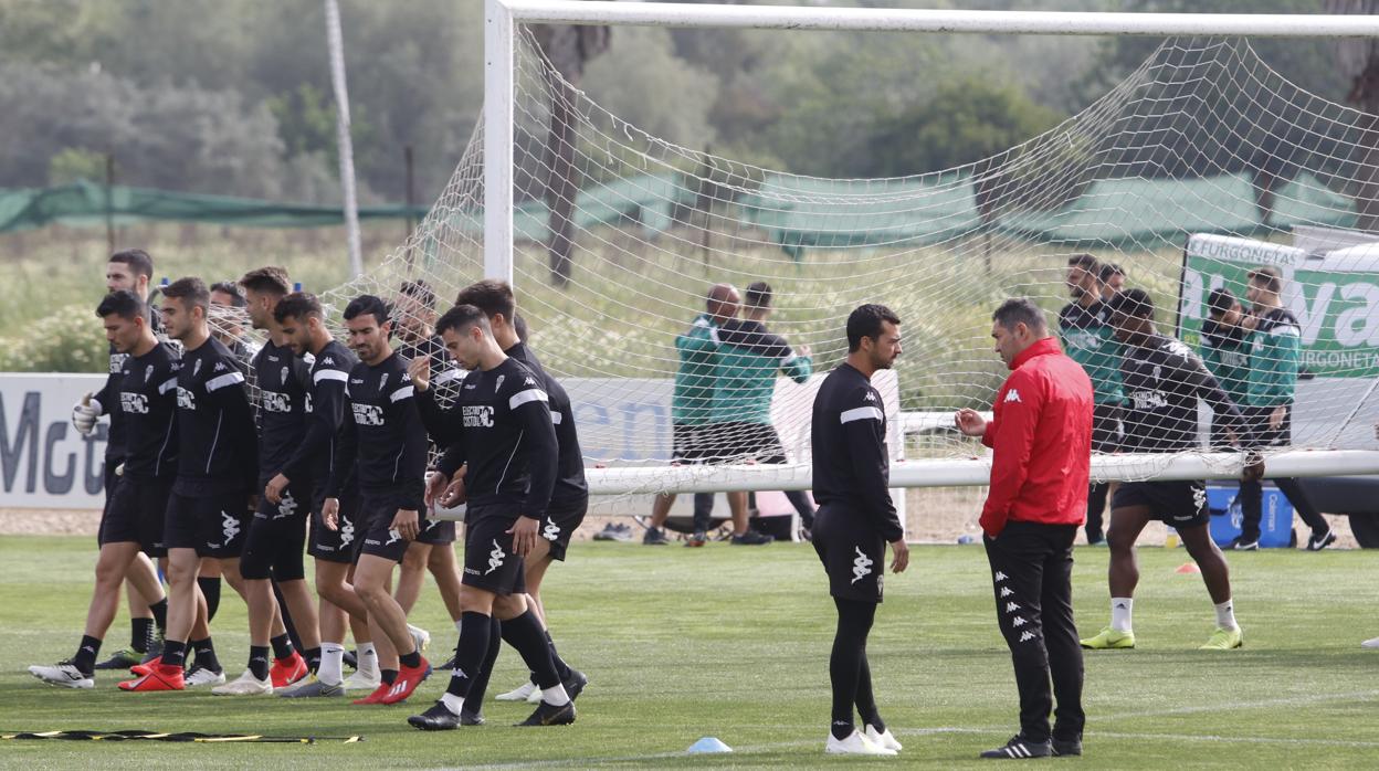 El entrenador del Córdoba, Rafa Navarro, habla con De las Cuevas en el entrenamiento del miércoles