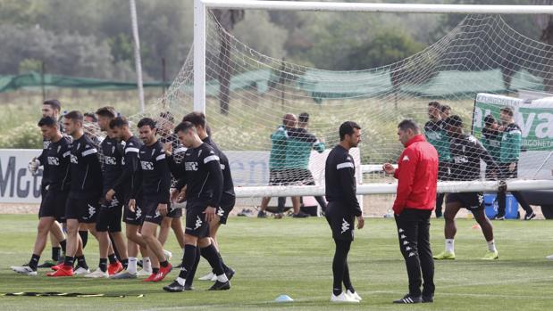 Charlas, una discusión y varias bajas en un entreno del Córdoba CF con poco público