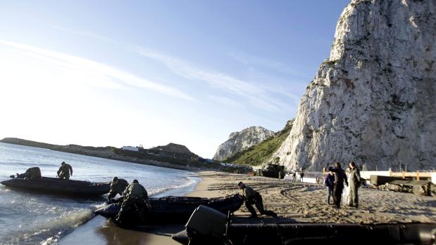 Rescatado un surfista británico de 64 años en Gibraltar