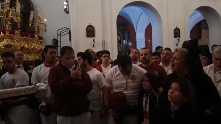 Vídeo: La emocionante saeta a la Virgen del Buen Fin tras no poder salir a causa de la lluvia