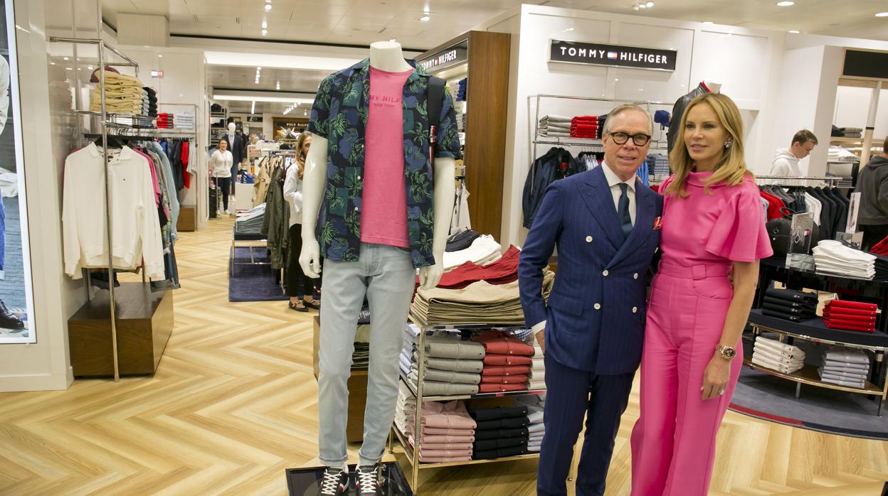 Tommy Hilfiger y Dee Ocleppo posan en una de las tiendas del diseñador en Marbella