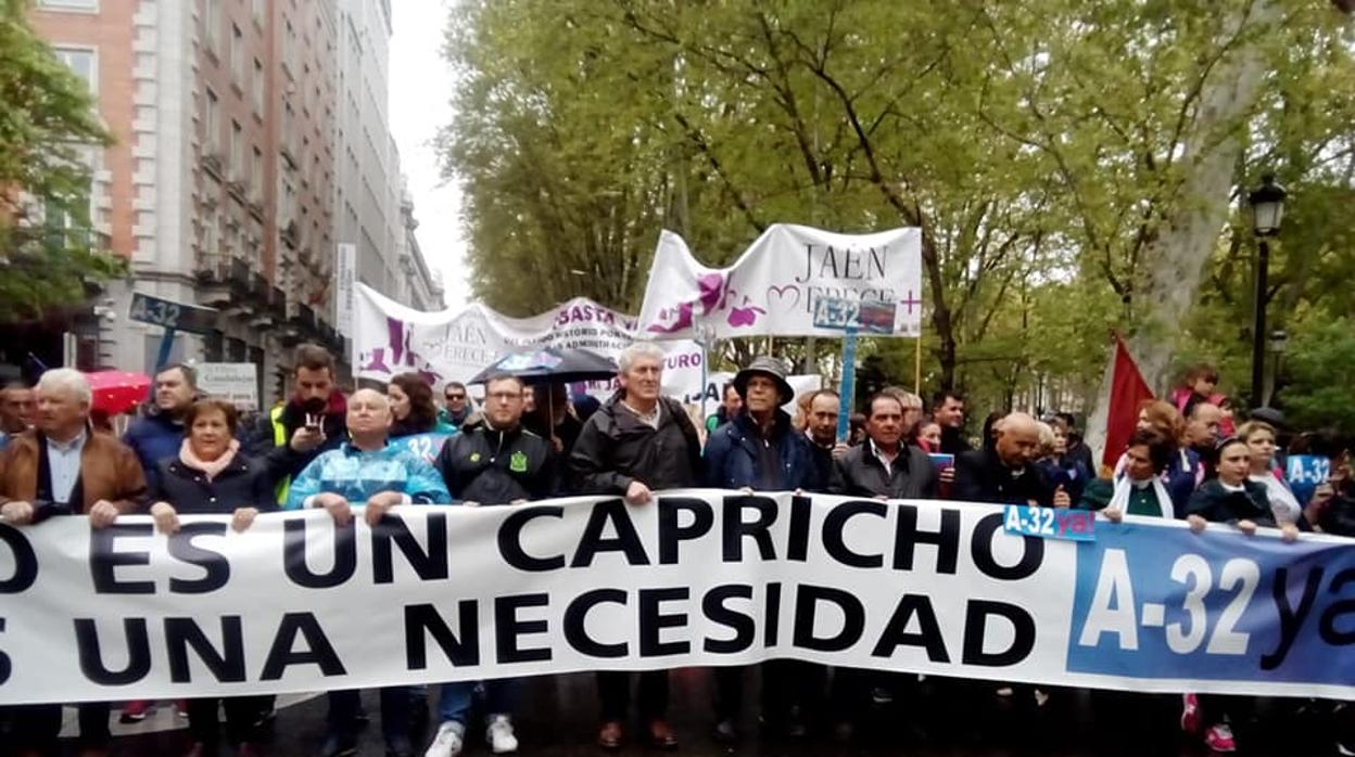 Miembros de la plataforma A-32 en la manifestación de la España vaciada