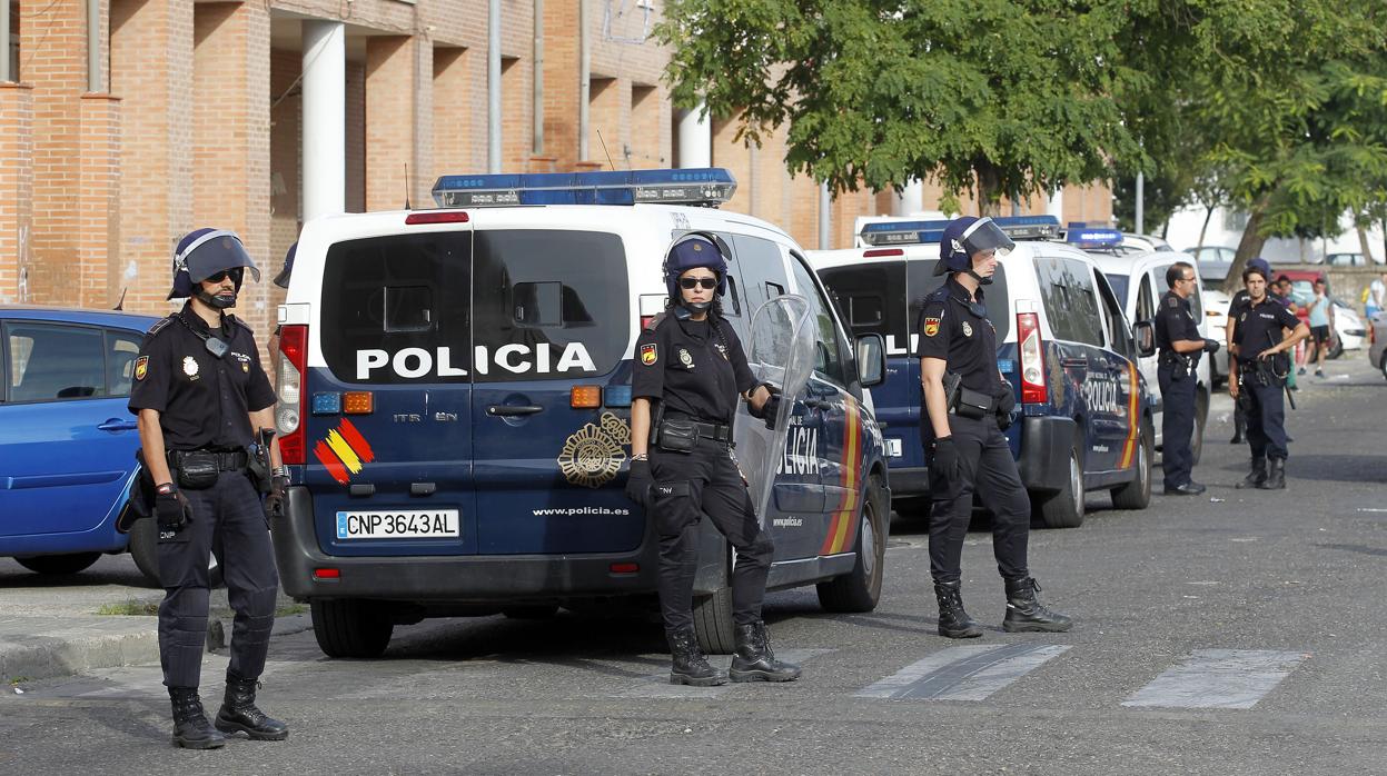 Agentes de la Policía Nacional durante una redada en Córdoba