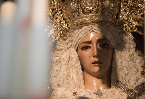 Nuestra Señora Reina de los Mártires durante su salida procesional en la Madrugá