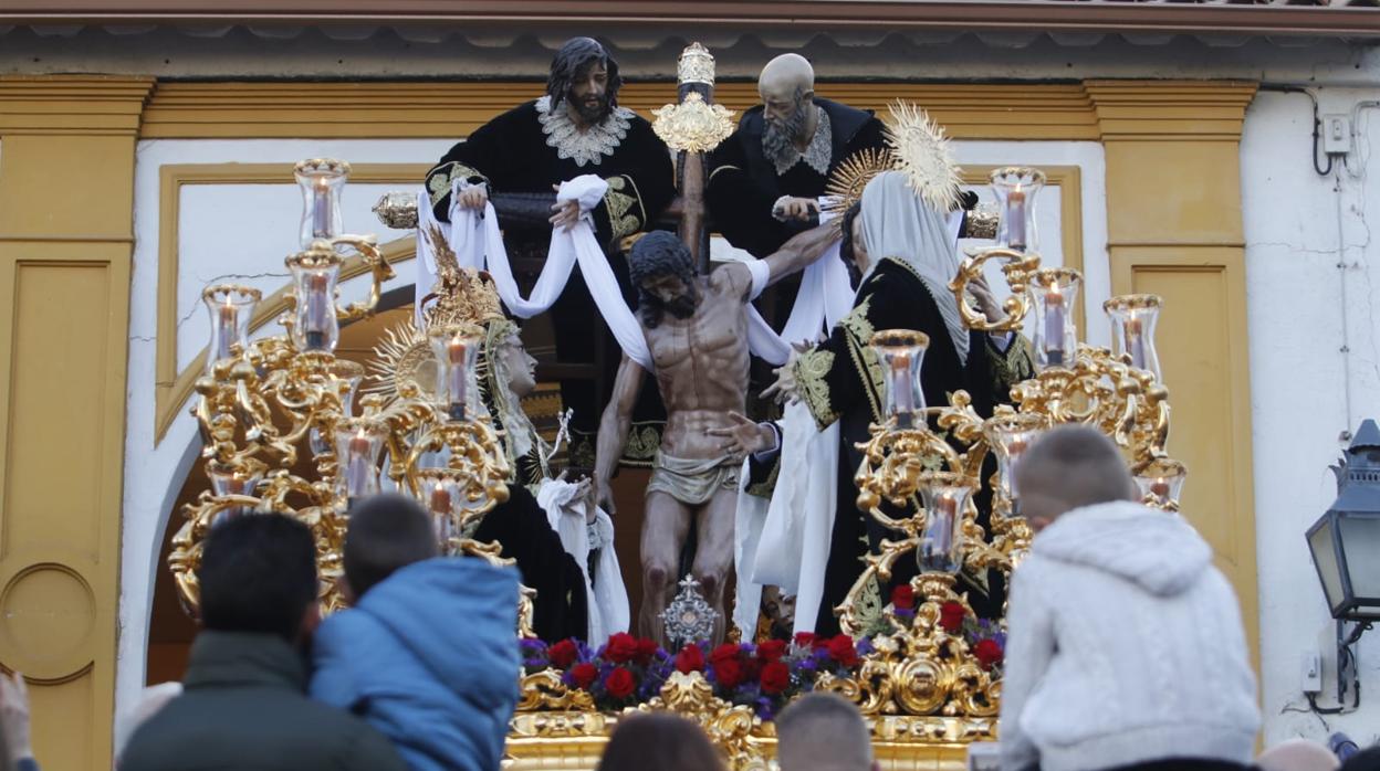 El paso del Cristo del Descendimiento, a su salida en el Viernes Santo de 2019