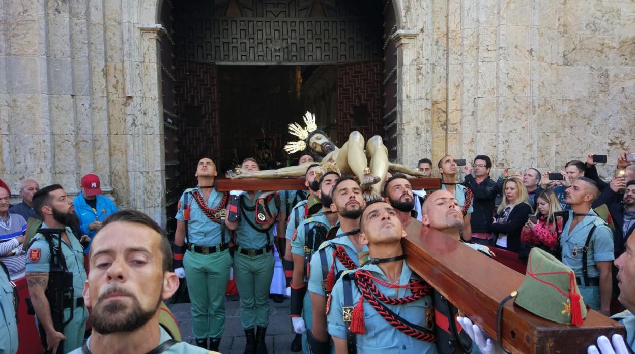 El Cristo de la Caridad, portado por legionarios, dejando atrás San Francisco