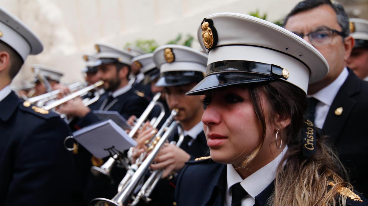 Una integrante de la Agrupación Musical del Cristo de Gracia, el Jueves Santo llorando