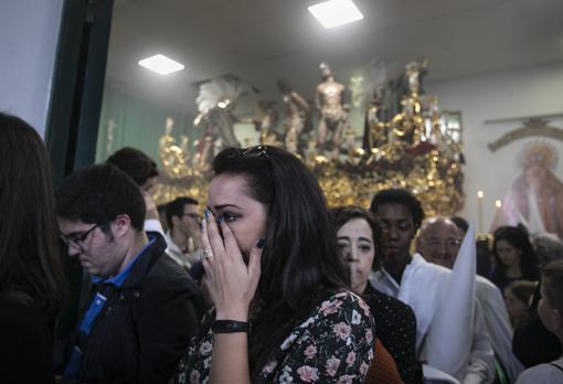 Una mujer, emocionada, deja atrás las imágenes de la Paz el Miércoles Santo