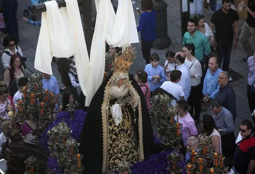 Nuestra Señora de la Soledad realiza su estación de penitencia el Viernes Santo