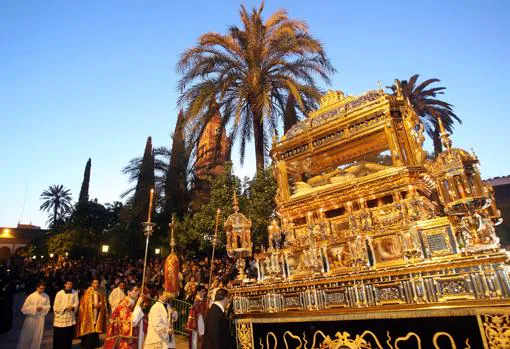 Cofradía del Santo Sepulcro a su paso por el Patio de los Naranjos de Córdoba