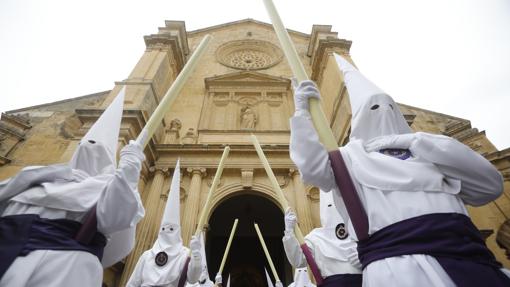 Nazarenos de la hermandad, al salir de San Pedro el Miércoles Santo de Córdoba