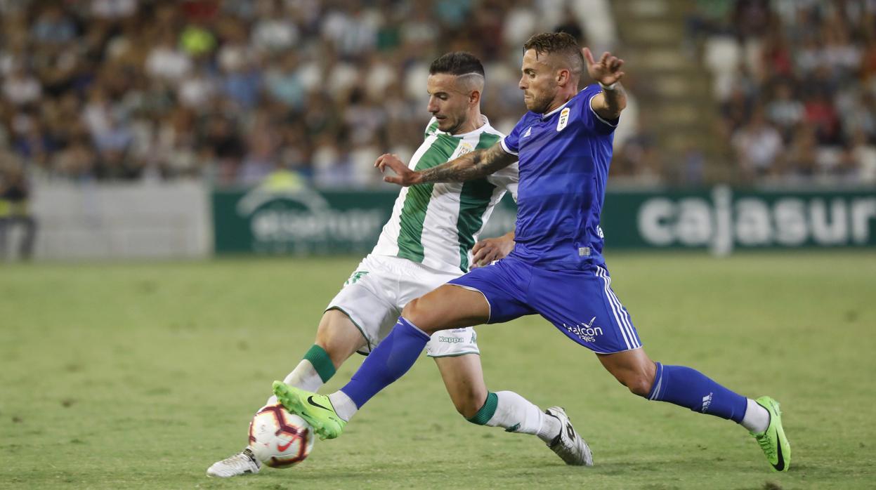 Fernández pugna por el balón ante un futbolista del Oviedo